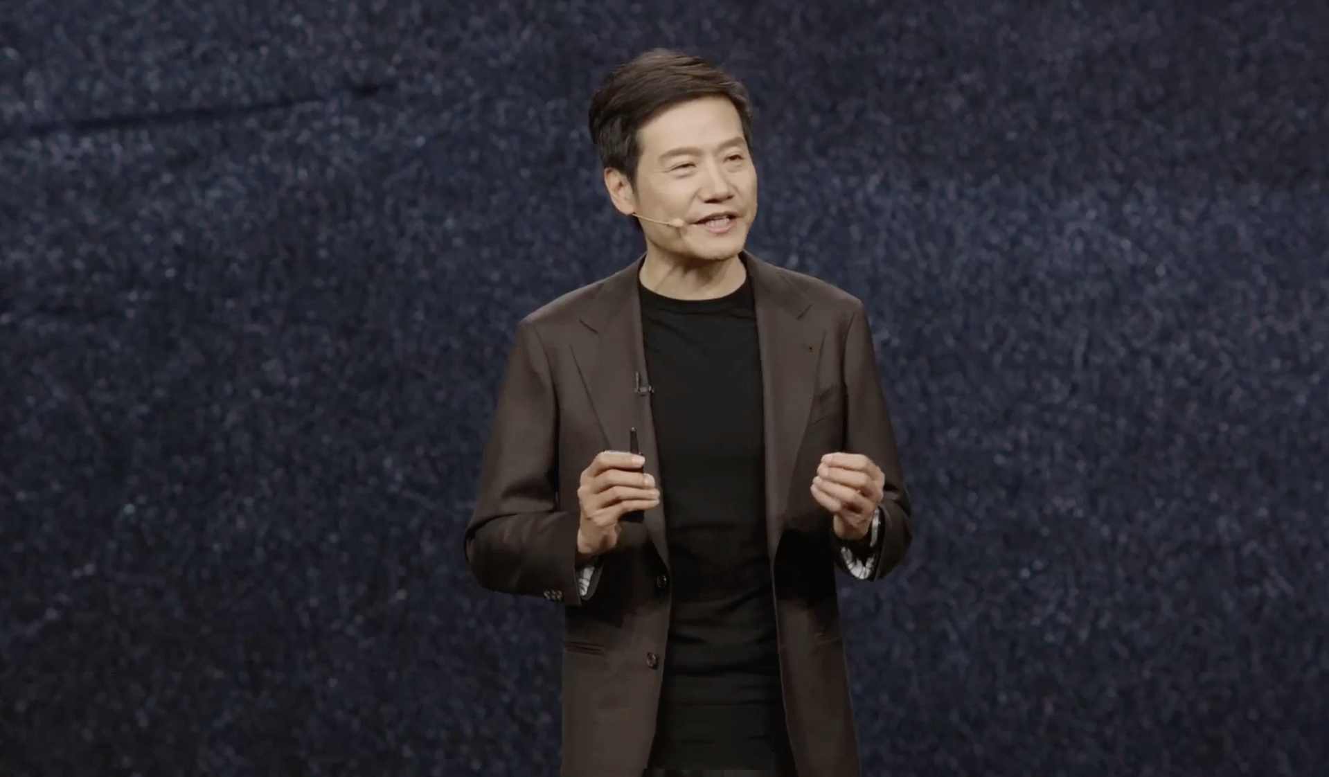 雷军小米发布会喊话！别抠小米SU7的24K镀金车标