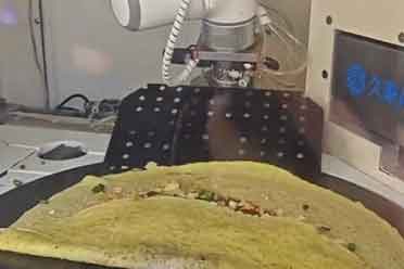 全国首个机器人大厨获批上岗 一个煎饼果子3分钟！