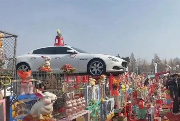30元套圈搏“玛莎拉蒂”,现在这地摊小游戏玩这么大?(图1) 游侠网1