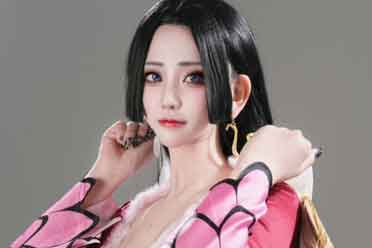 韩国小姐姐COS《海贼王》女帝 完美还原犯规身材！