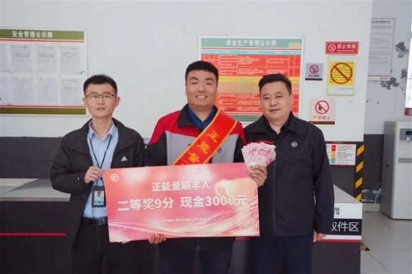 顺丰小哥街头救助倒地流血老人:该帮的忙一定要帮!(图2) 游侠网2