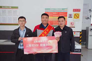 顺丰小哥街头救助倒地流血老人：该帮的忙一定要帮！