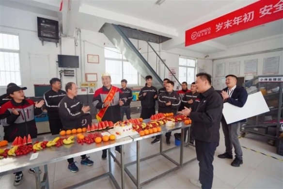 顺丰小哥街头救助倒地流血老人:该帮的忙一定要帮!(图3) 游侠网3